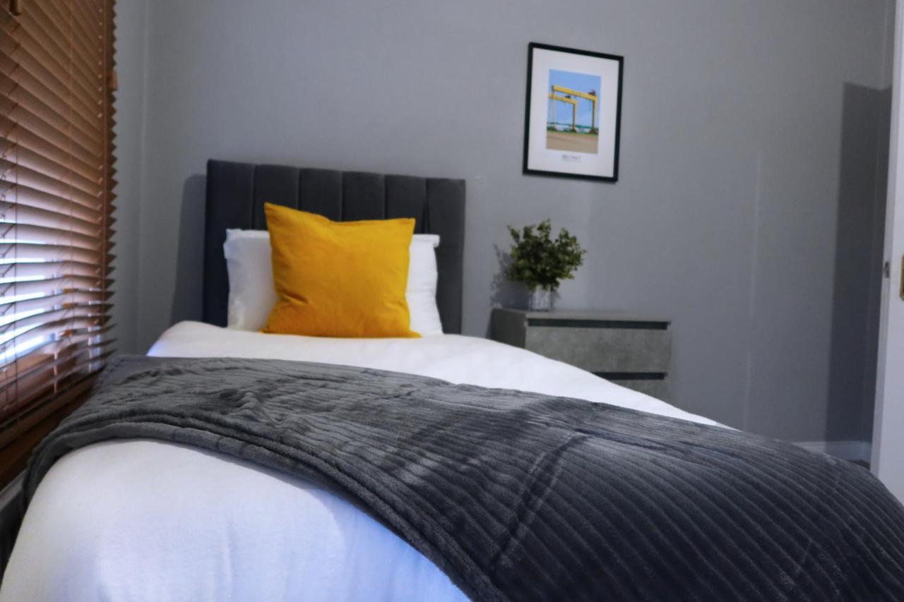 Broadway Belfast! Central Location! Sleeps 6! Exterior photo
