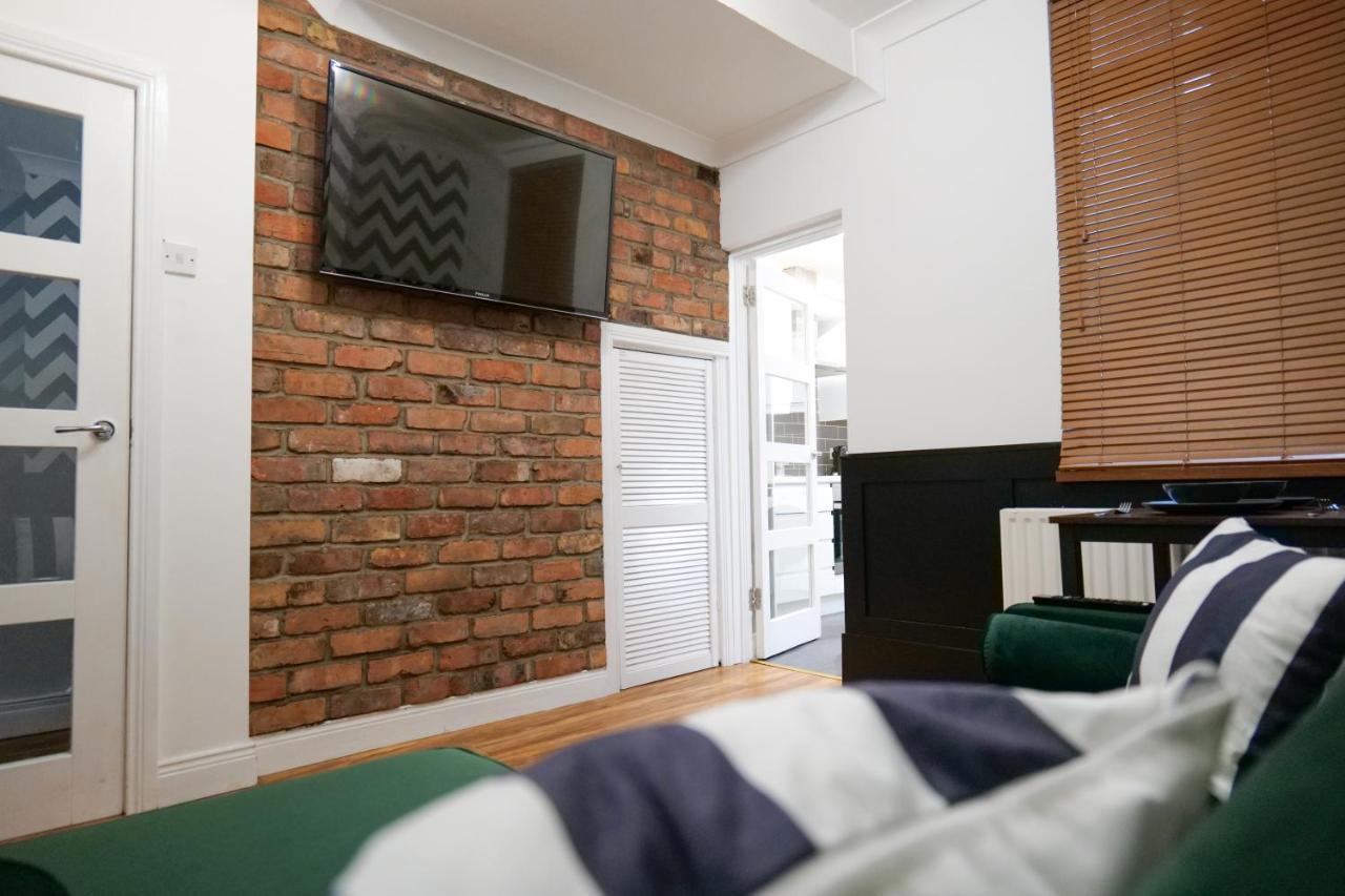 Broadway Belfast! Central Location! Sleeps 6! Exterior photo