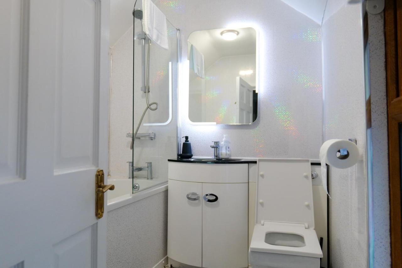 Broadway Belfast! Central Location! Sleeps 6! Exterior photo